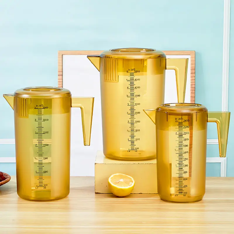 Sárgásbarna vagy átlátszó műanyag hidegvizes kancsó